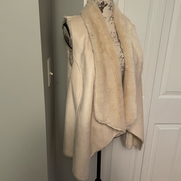 Gaby & Eden Faux Shearling Vest - Picture 3 of 9
